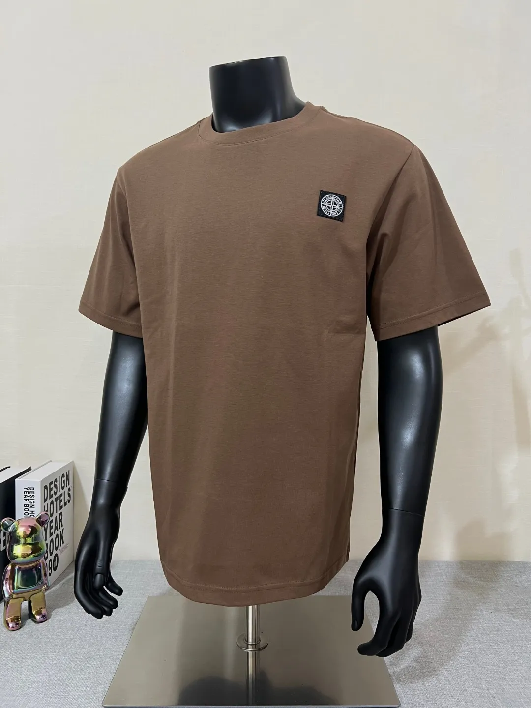 P140 STONE ISLAND top version, differentiated currency, 2025ss official website synchronization, embroidered small label LOGO short-sleeved T-shirt, 64 counts, high density 240g double yarn pure cotton, imported machine embroidered small label, embroidered letters are clean and neat, supports NFC scanning code to enter GW, YB ready-to-wear fabric collar hemming, shoulder bone and tight thread It will not deform after being worn for a long time. It has been washed with high temperature for 4 times. It does not fade, shrink or pill. It is comfortable and stretchable. It is a must-have wardrobe item. Same style for men and women. Five colors: lilac gray, dark gray, white, black, copper brown. Size: XS-L. Maximum L can wear 200 pounds.